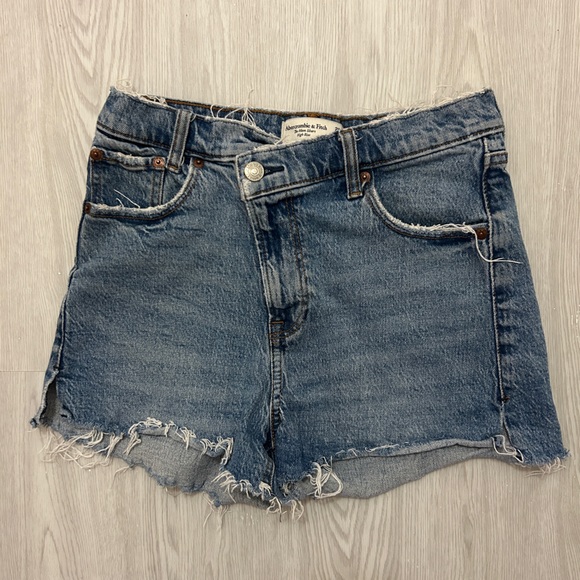 Abercrombie & Fitch Pants - The Mom Short High Rise
